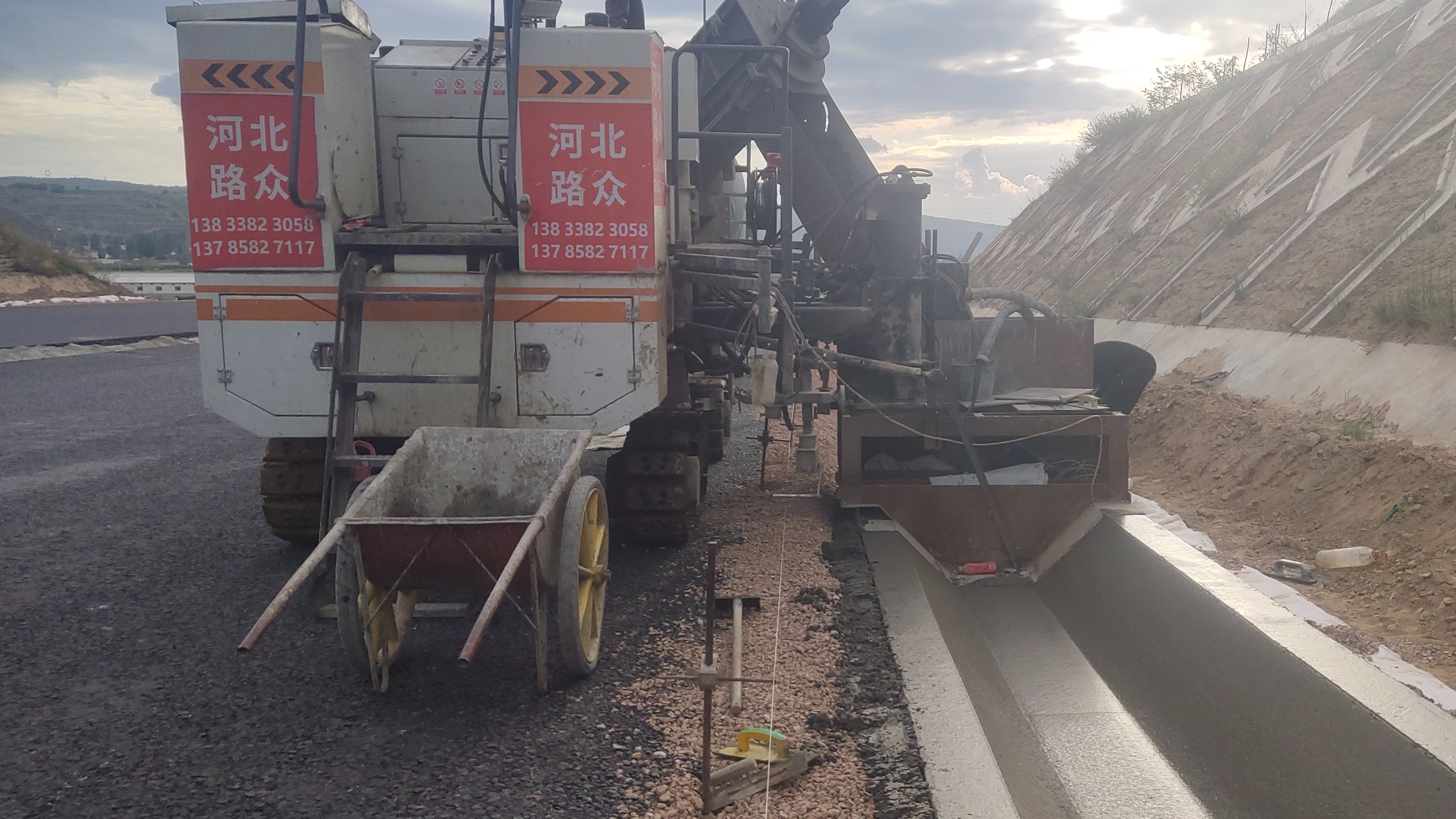 边沟滑模机a租赁a广西滑模机