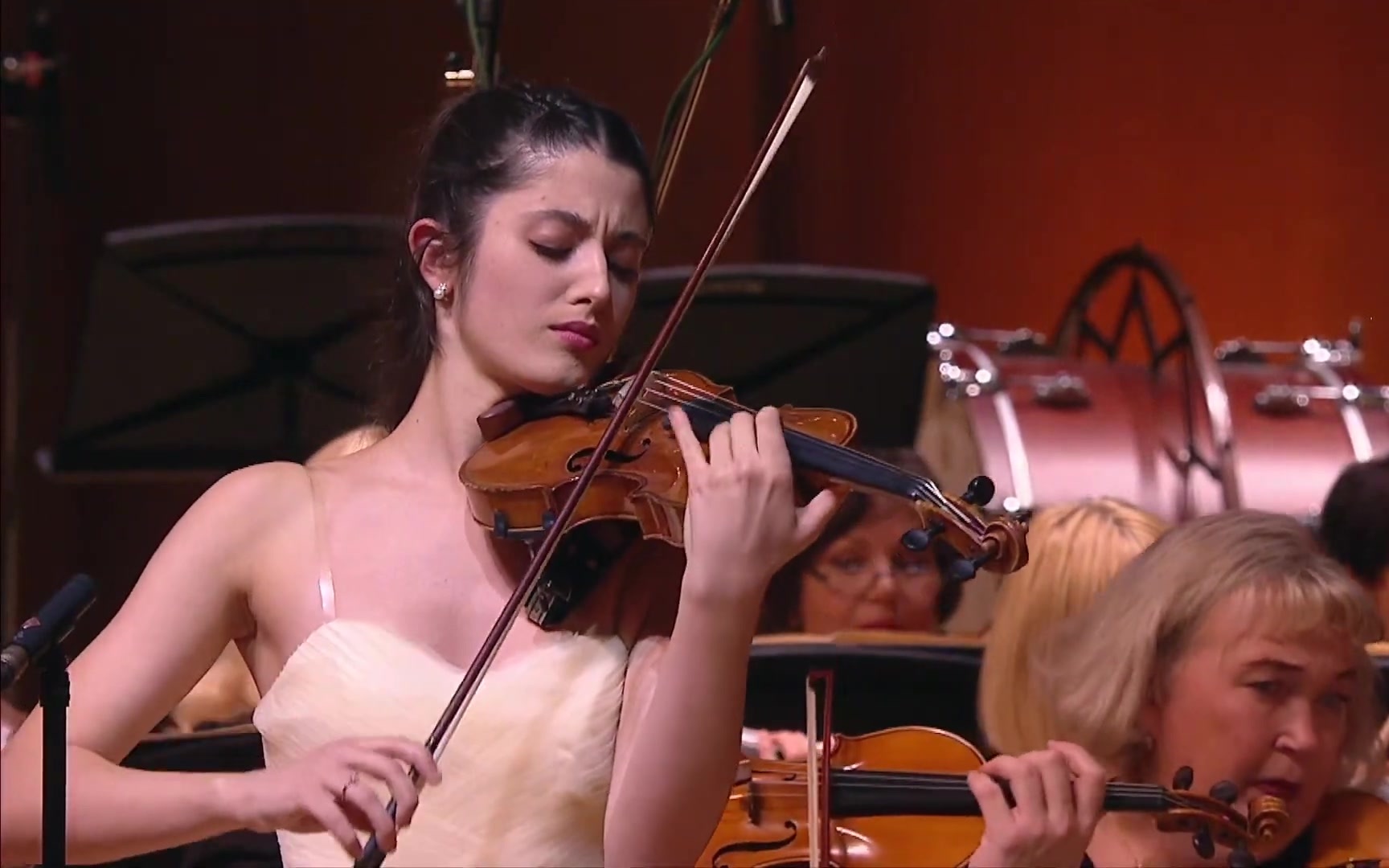[图]María Dueñas·小提琴 & 贝多芬-D大调小提琴协奏曲 第二 三乐章 Op.61 | 2021维克多·特列季亚科夫国际小提琴比赛 闭幕式
