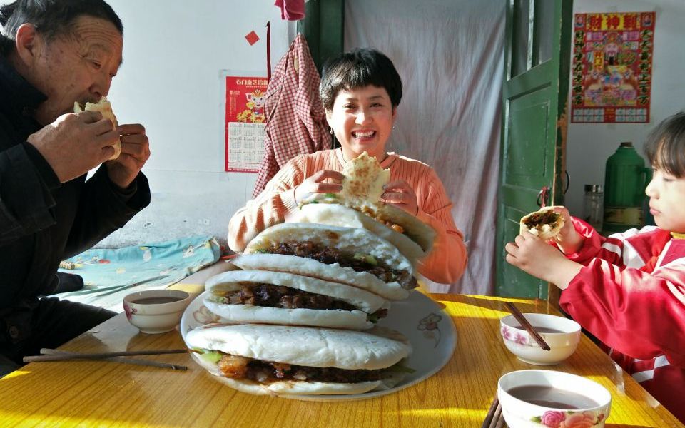 小徐做6个发面饼,搭配砂锅肉,1盘皮冻2样咸菜,4口人吃得真过瘾哔哩哔哩bilibili