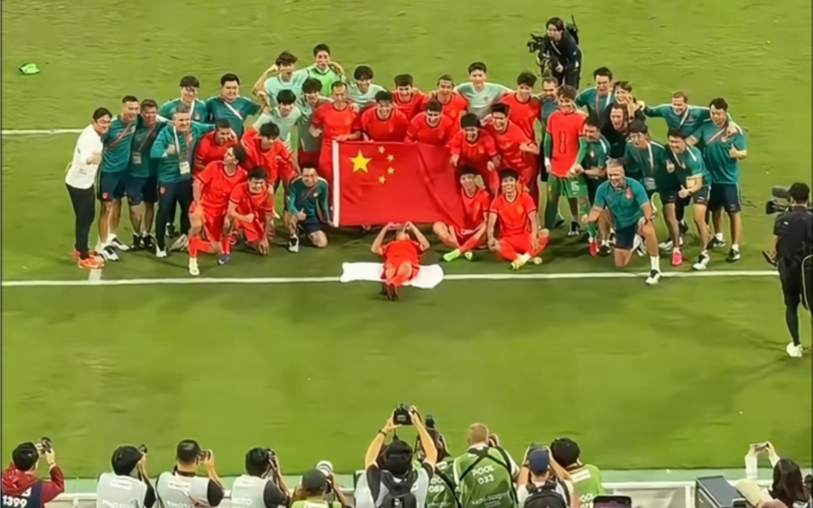 U23国足赛后谢场！时隔28年再次获得亚运会男足铜牌！