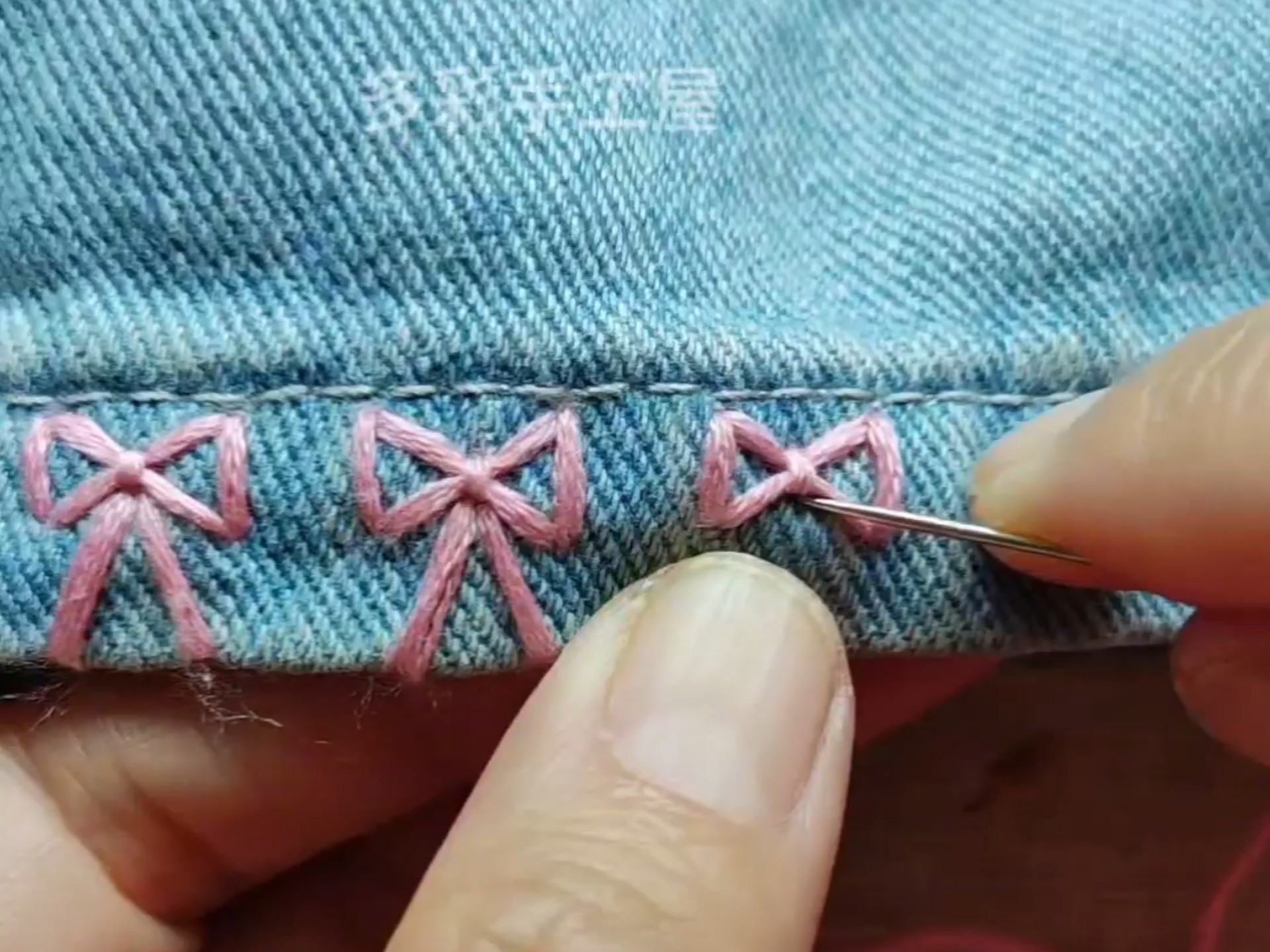 手工刺绣蝴蝶结锁边,简单精致漂亮,缝到衣服的哪个位置都好看!