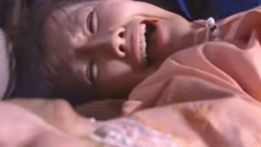 硬生生的塞进去，不疼吗！三个中学生将女同学绑进废弃澡堂，强行灌入刺激神经的兴奋剂，结果药量过大导致女孩口吐白沫！