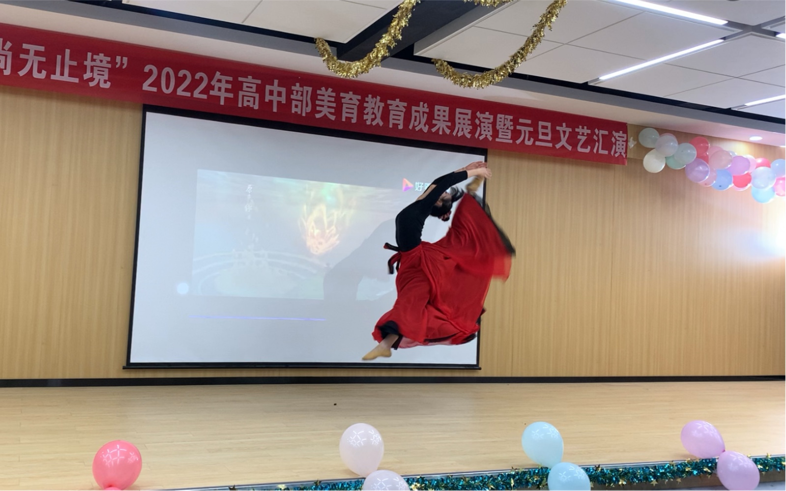 [图]高中小姐姐元旦晚会惊艳全场！大鱼舞蹈表演，太好看了！