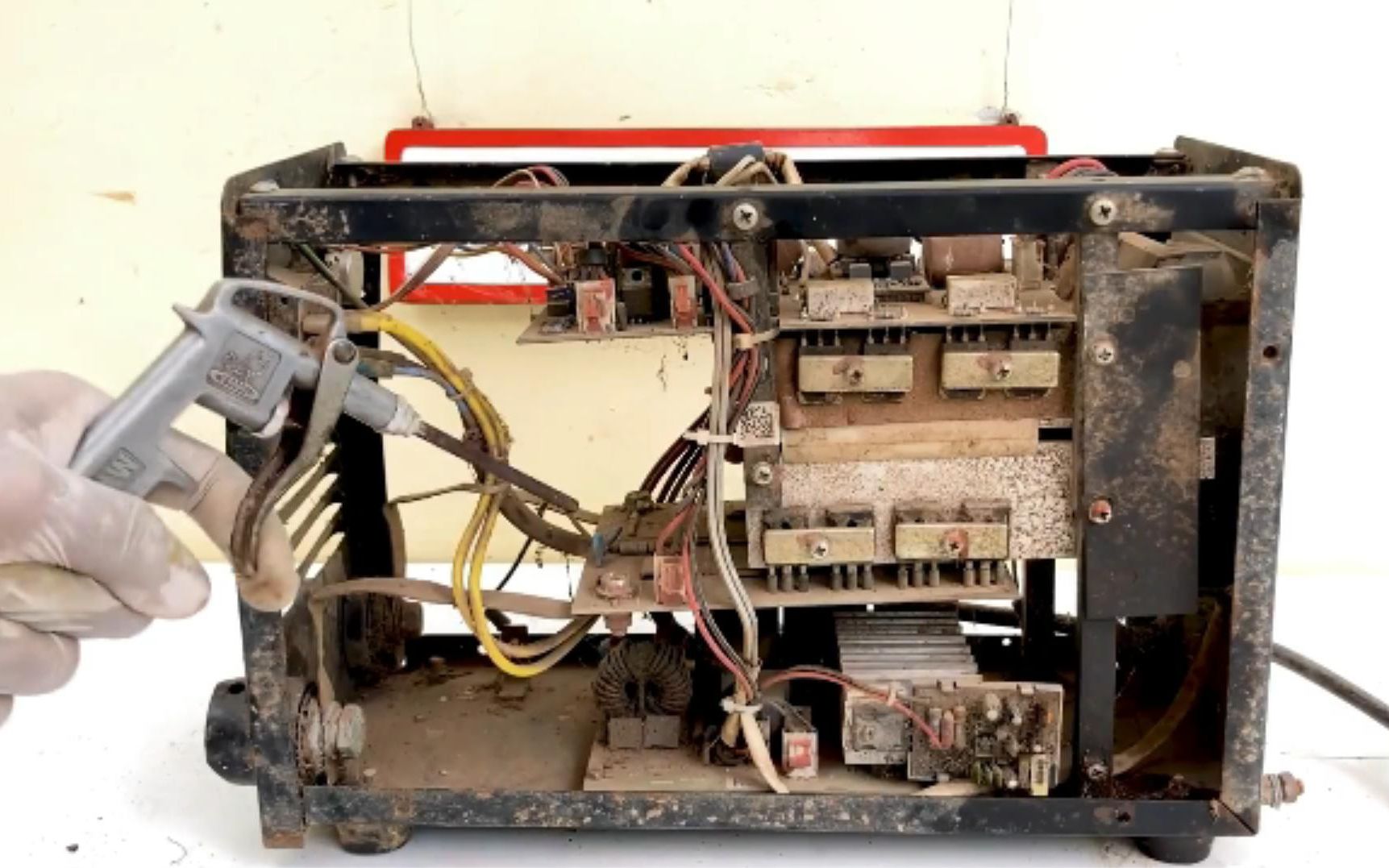 抱回一台旧机器,老父亲说废品卖30都难,结果被我拆开傻眼了!