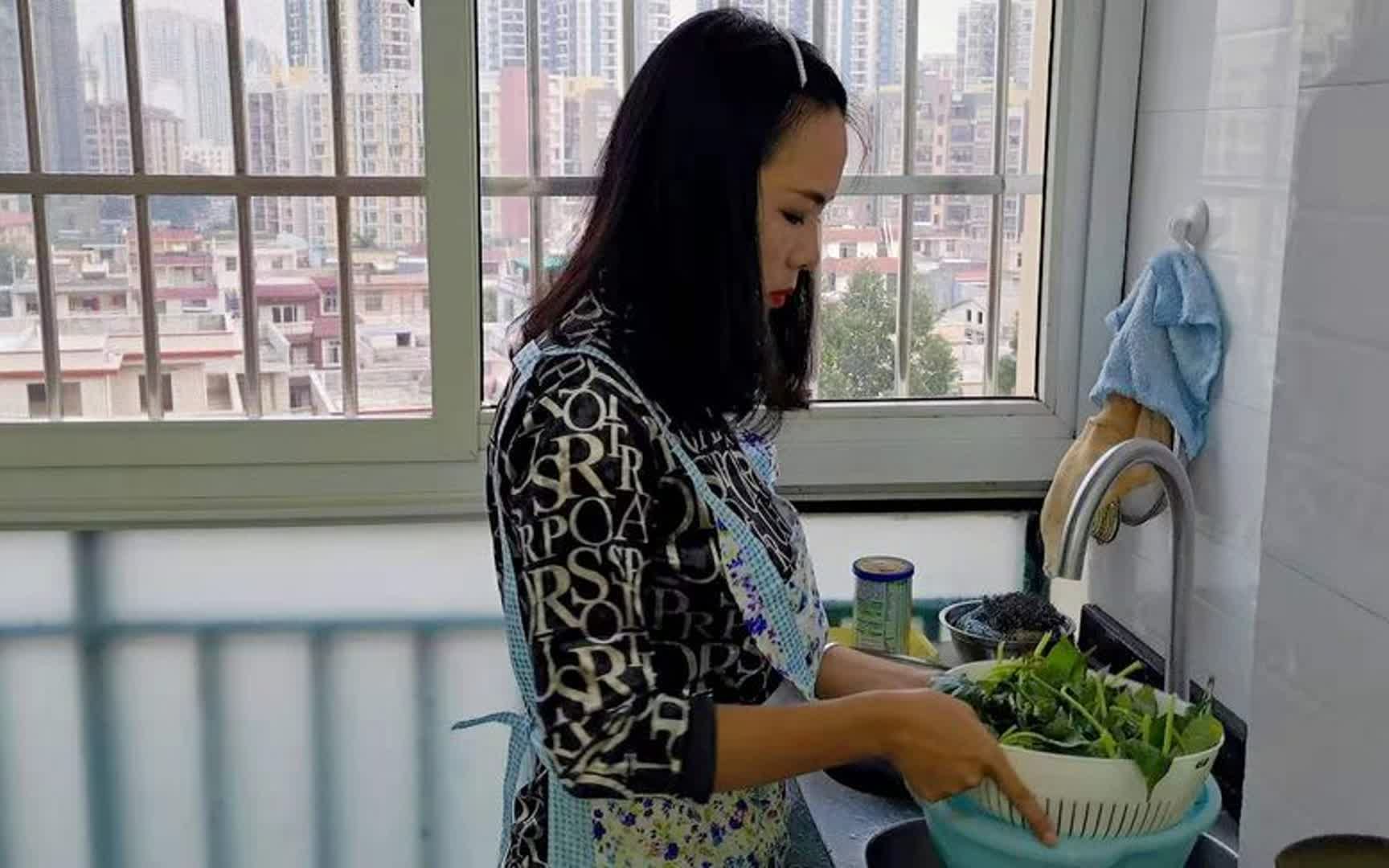 小媳妇真会生活,早起给婆婆做早餐,家里干净整洁,看着真舒服!