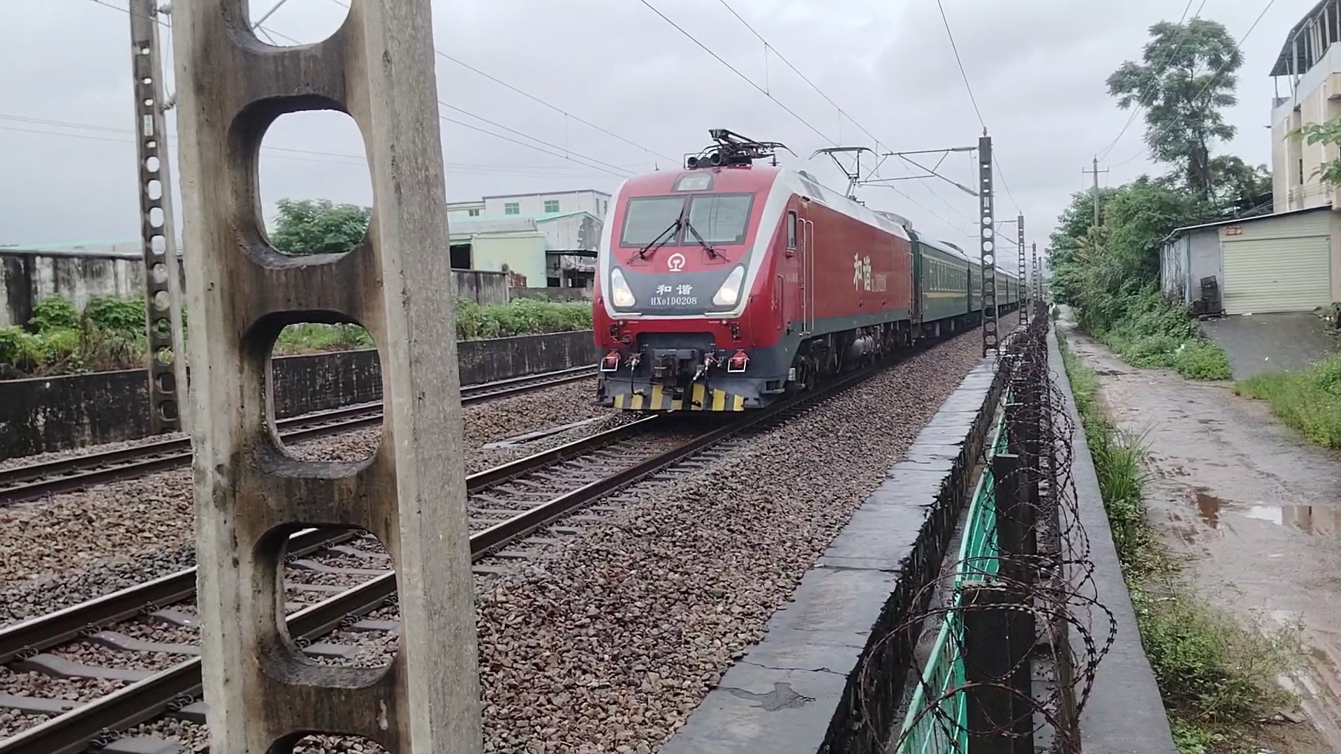 京九铁路南局南段hxd1d-0208牵引k641(十堰-深圳东)次下行通过,感谢