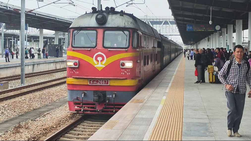 老旧柴油机车的咆哮 年过二旬半的东风4b型牵引列车进入广茂铁路茂名