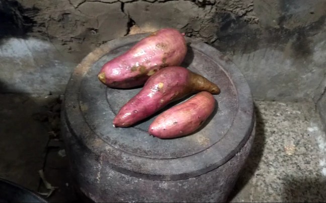 东北原始烤地瓜!我觉得比肉香讷!