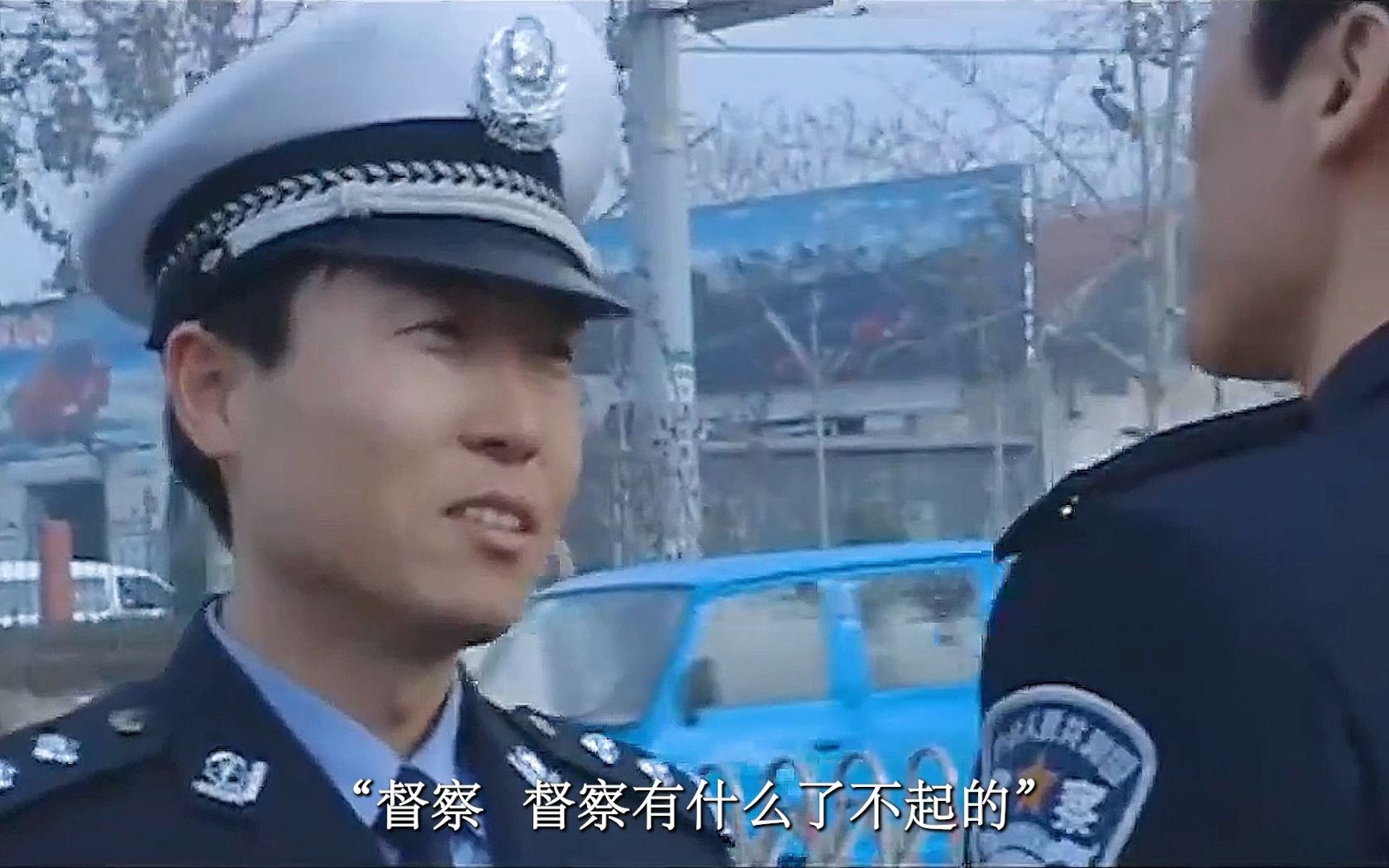 所长驾驶无牌照警车被截,督察将其车辆扣押,谁知所长竟敢阻拦哔哩哔哩bilibili