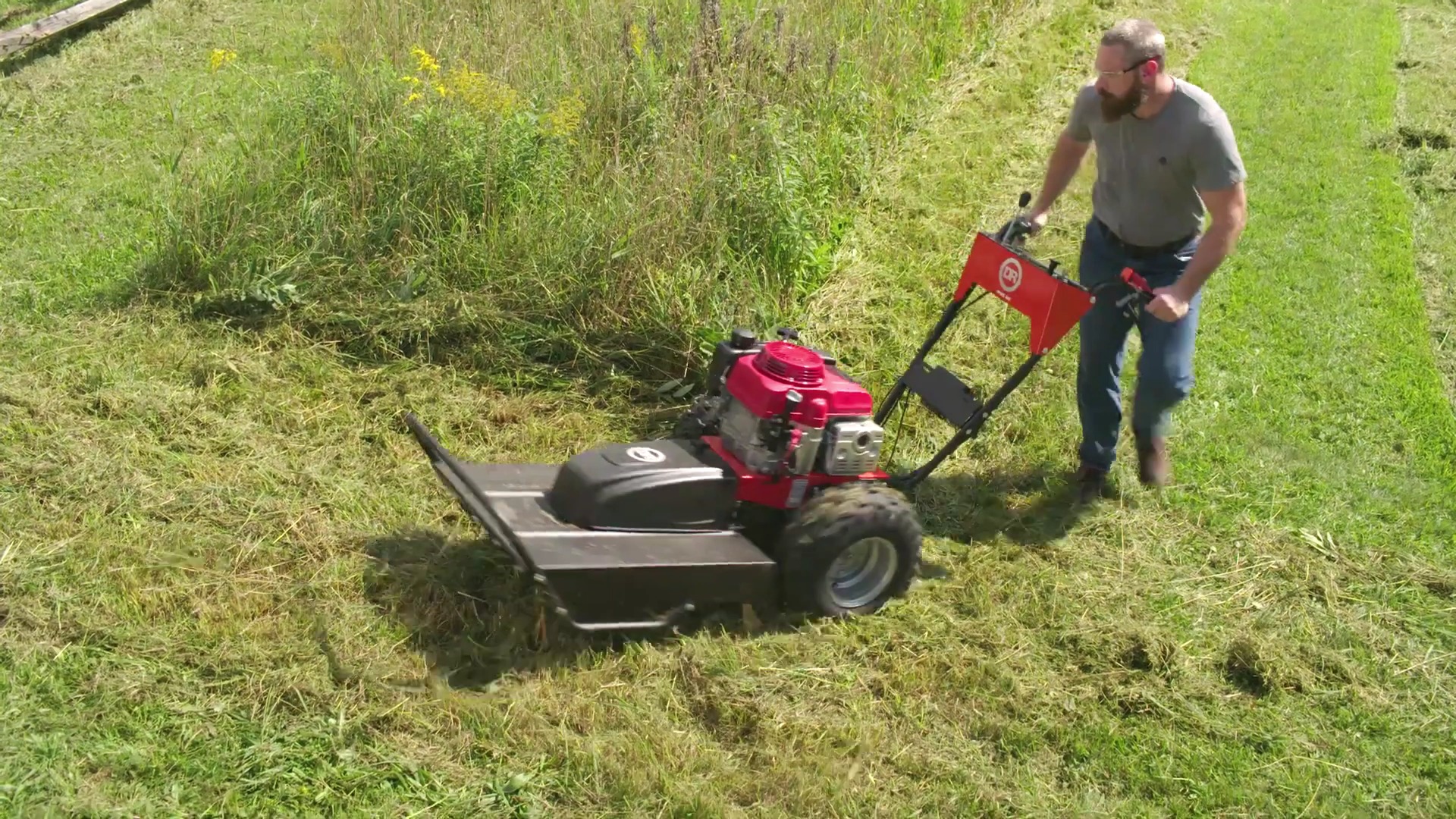看看轮式割草机好用还是履带除草机好用呢?