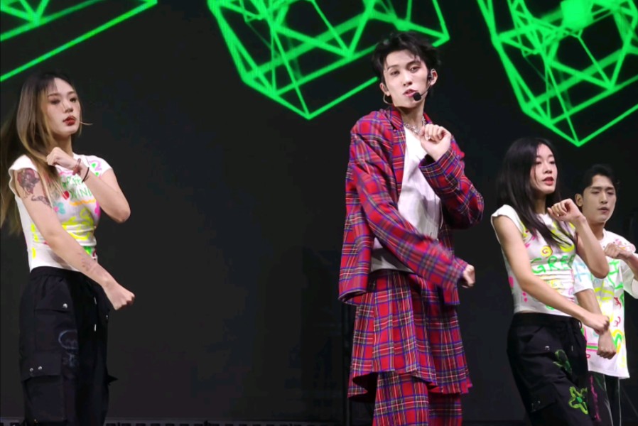 帅气007~林墨广州巡演oao 衣服上的夜光效果真绝.