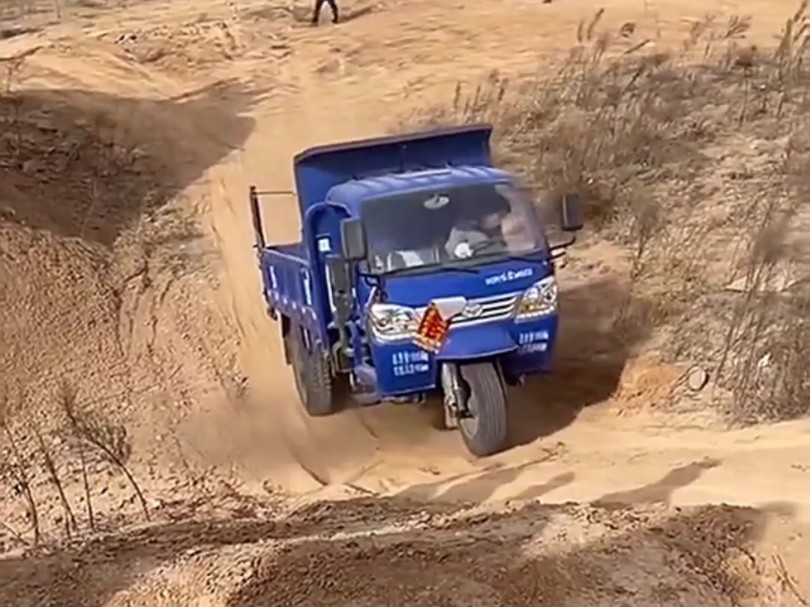 用蹦蹦车玩越野,厉害了啊