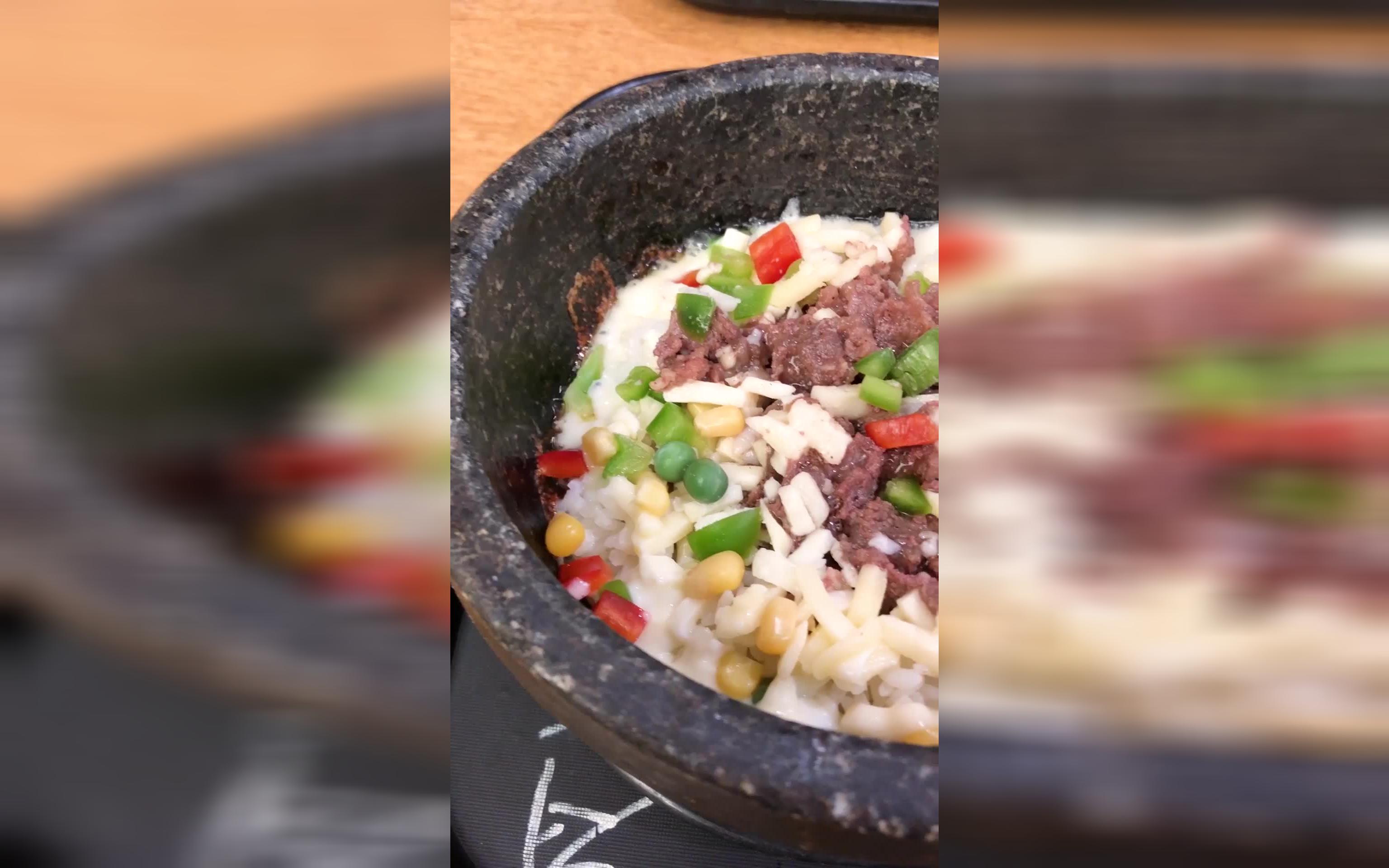 芝士烤肉拌饭,光看着拔丝就饿了