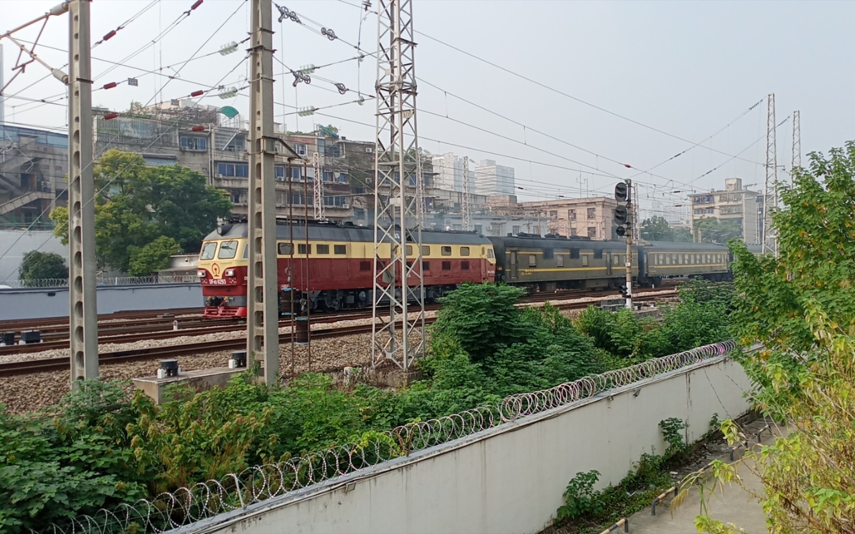 【中国铁路/火车迷】[铁路单品][事故车]df4d-0293 牵引k1803出长沙站