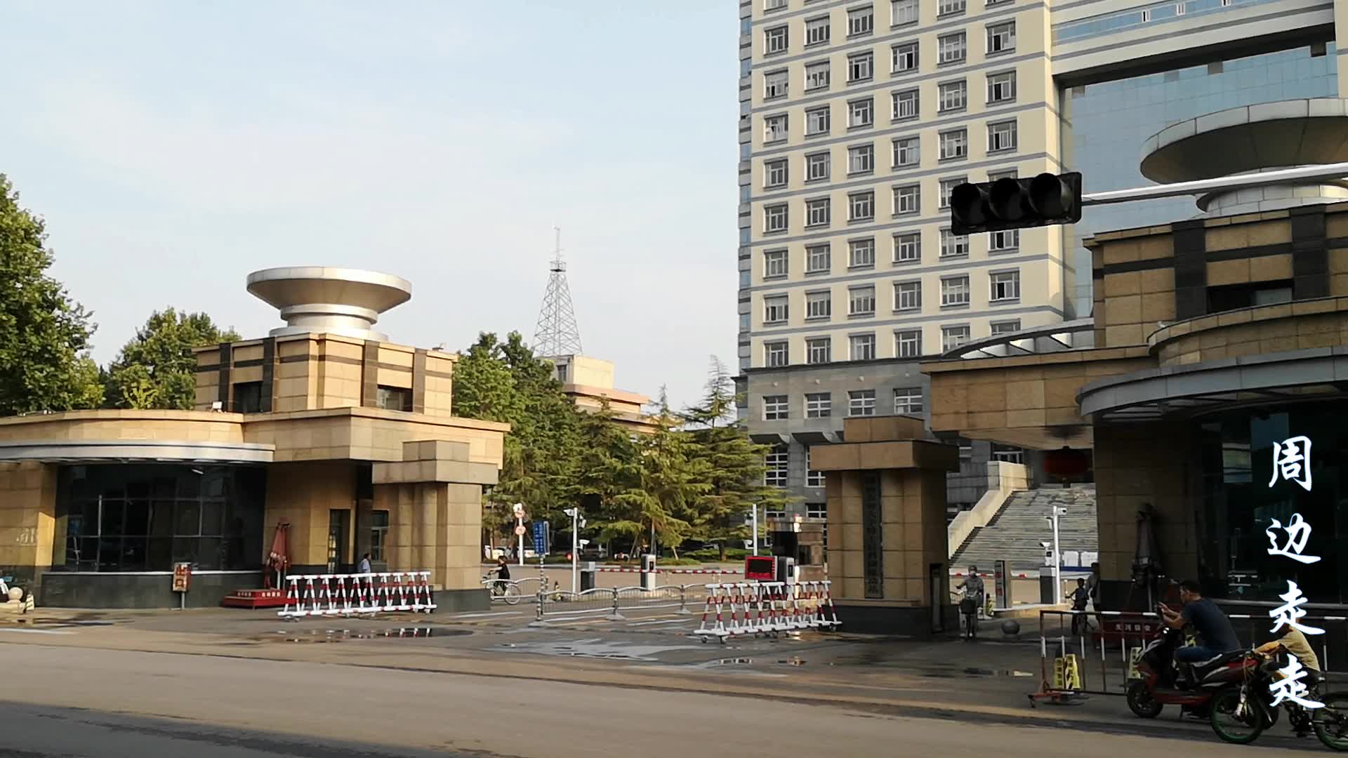 河南农业大学文化路校区宿舍前就是体育场宿舍看起来高大上前边就是