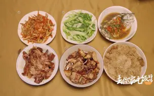 Скачать видео: 爸爸做的一桌美食上桌，每道菜都馋的流口水！