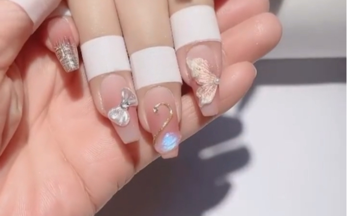 纯欲系吸睛水晶蝴蝶美甲