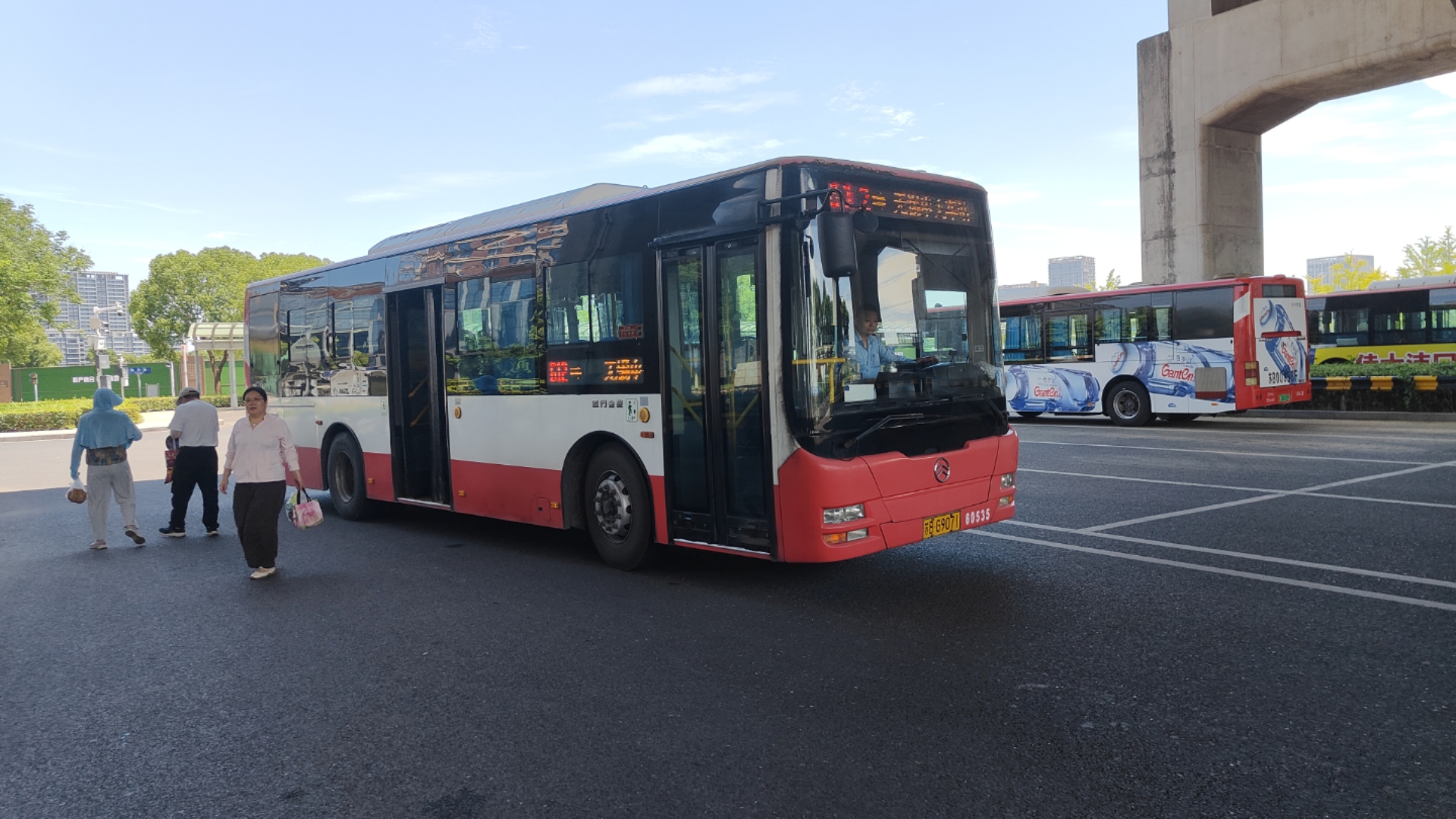 无锡公交612路 无锡中央车站（A岛）→城铁惠山站（客运西站）全程第一视角前方展望POV（广角）拍摄车辆：XML6105JHEVA5C1暮年松正混动红白金旅切糕