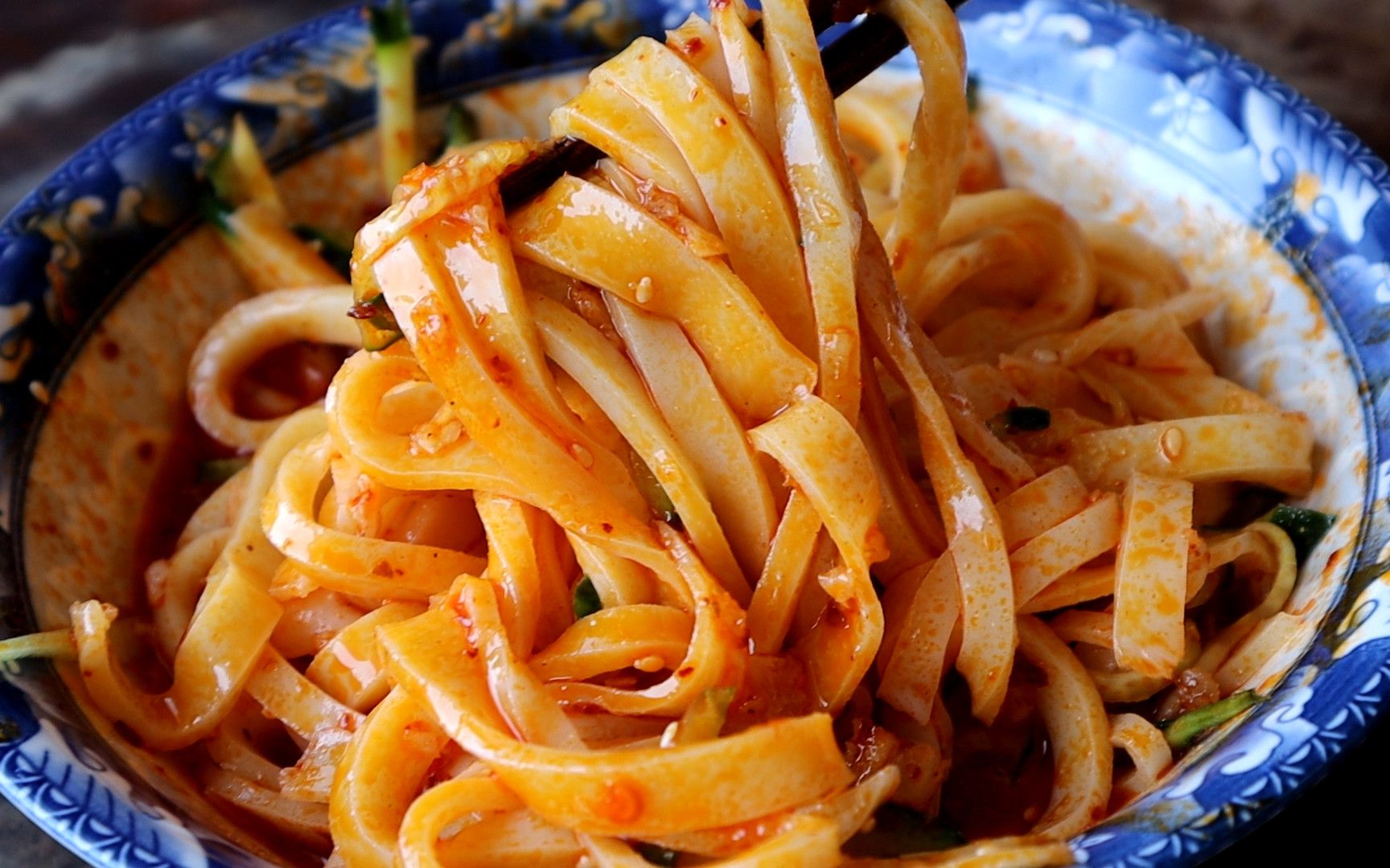 不用和面揉面洗面,教您最详细的陕西凉皮配方,劲道柔软超好吃