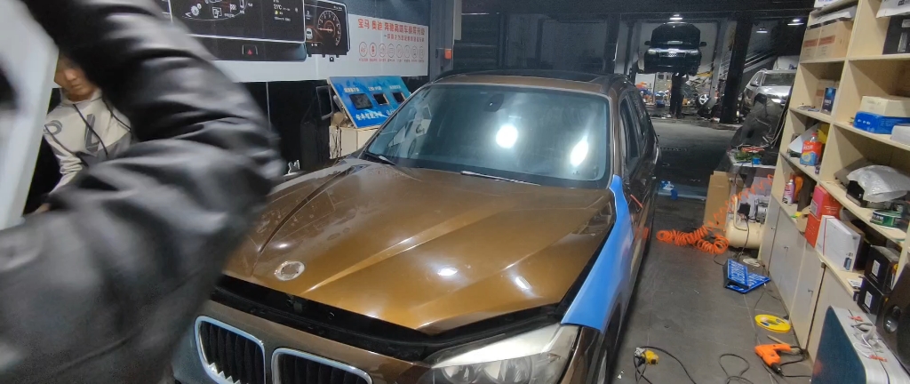 宝马x1引擎盖贴改色膜双人施工纪实
