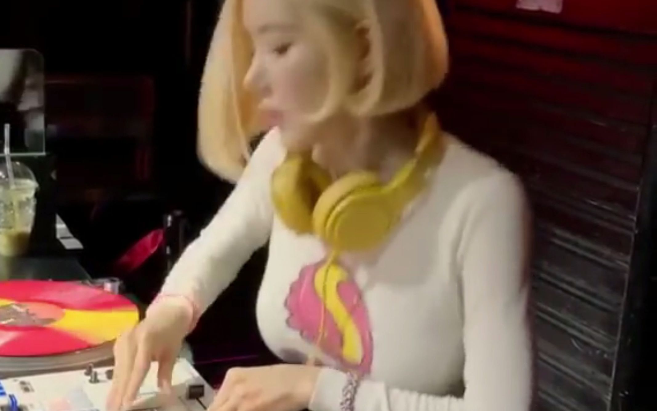 [图]DJ SODA 一个爱吃爱笑爱DJ的女孩，身材也一级棒！