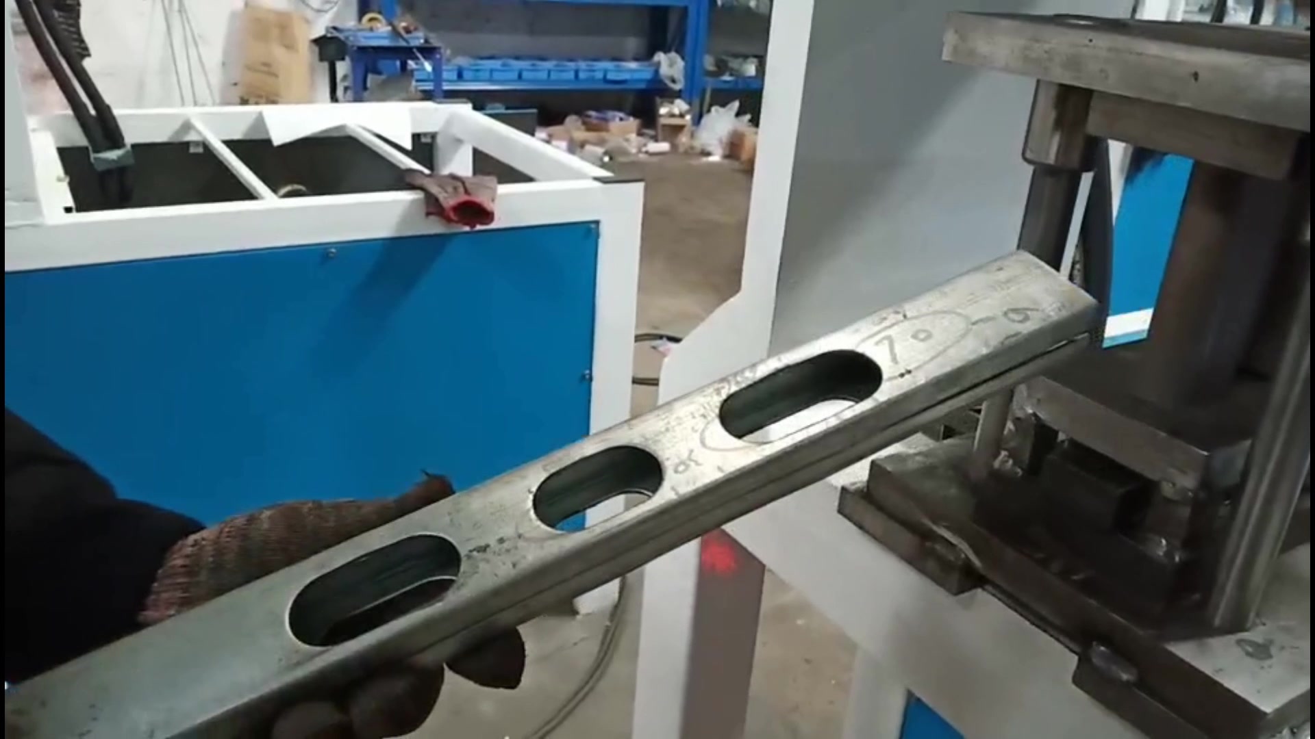 型材冲孔 一次冲3个腰孔 方管冲孔设备快速冲眼机