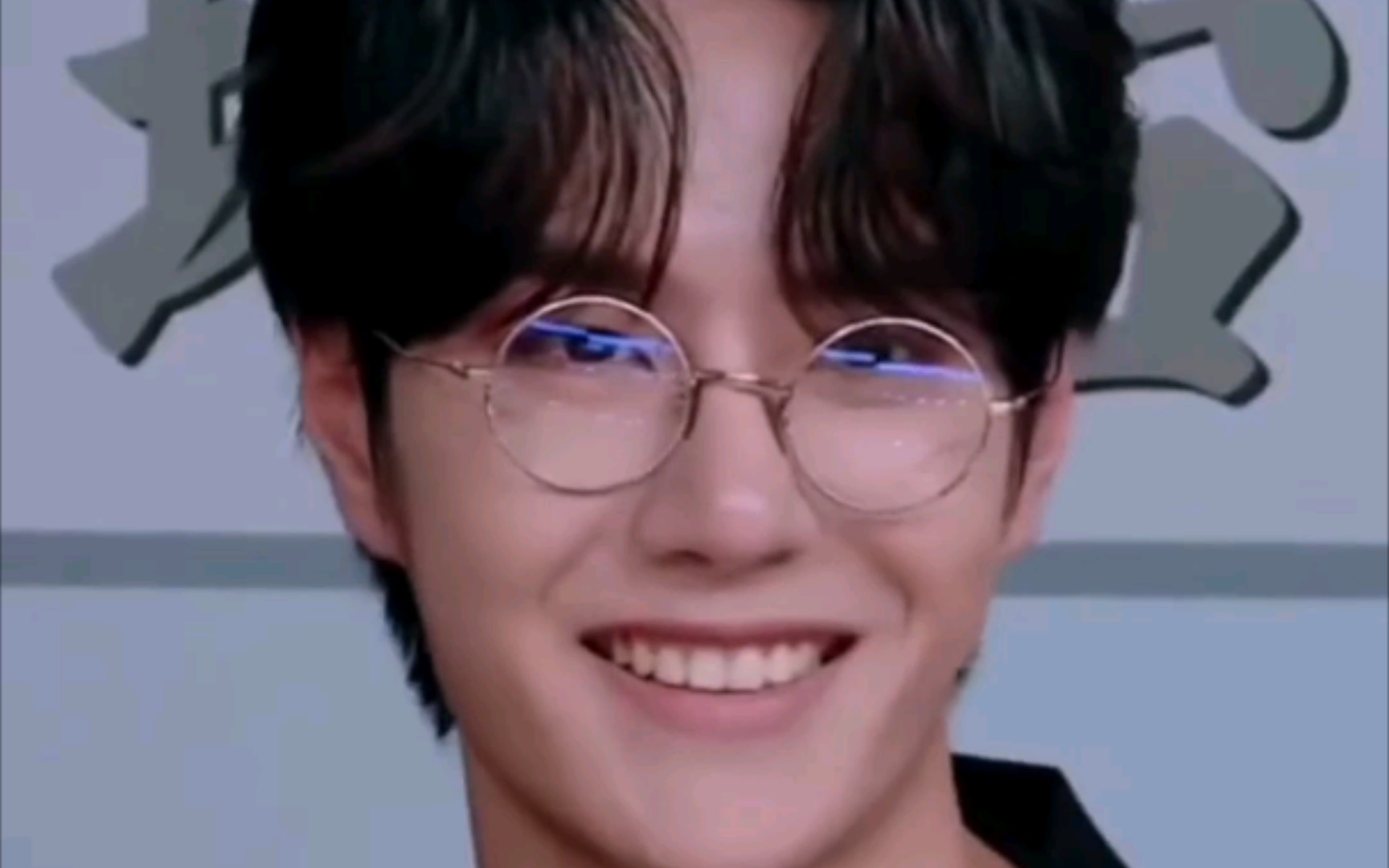 【王一博】一博戴眼镜帅呆了谢谢_哔哩哔哩_bilibili