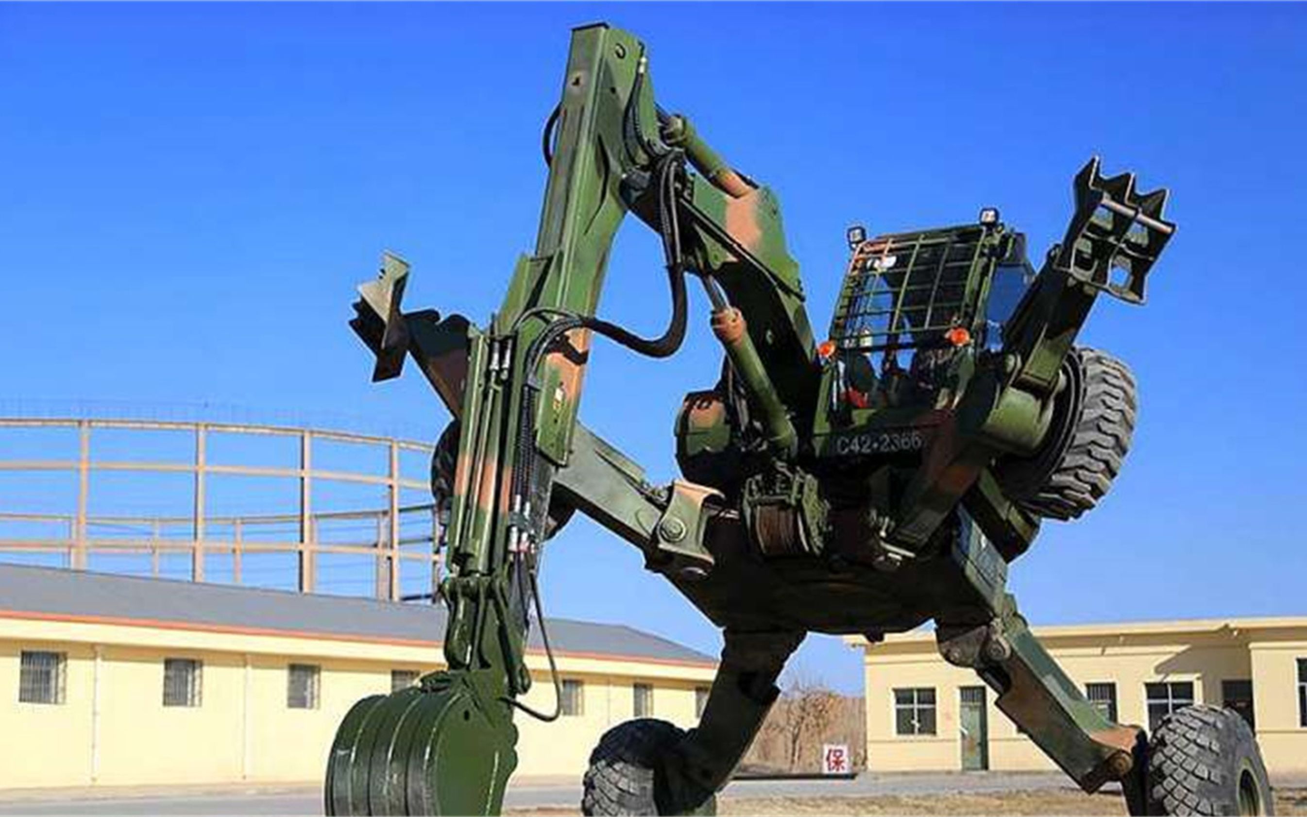 不愧是"钢铁螳螂"!军用山地挖掘机如何轻松构筑高原野战工事