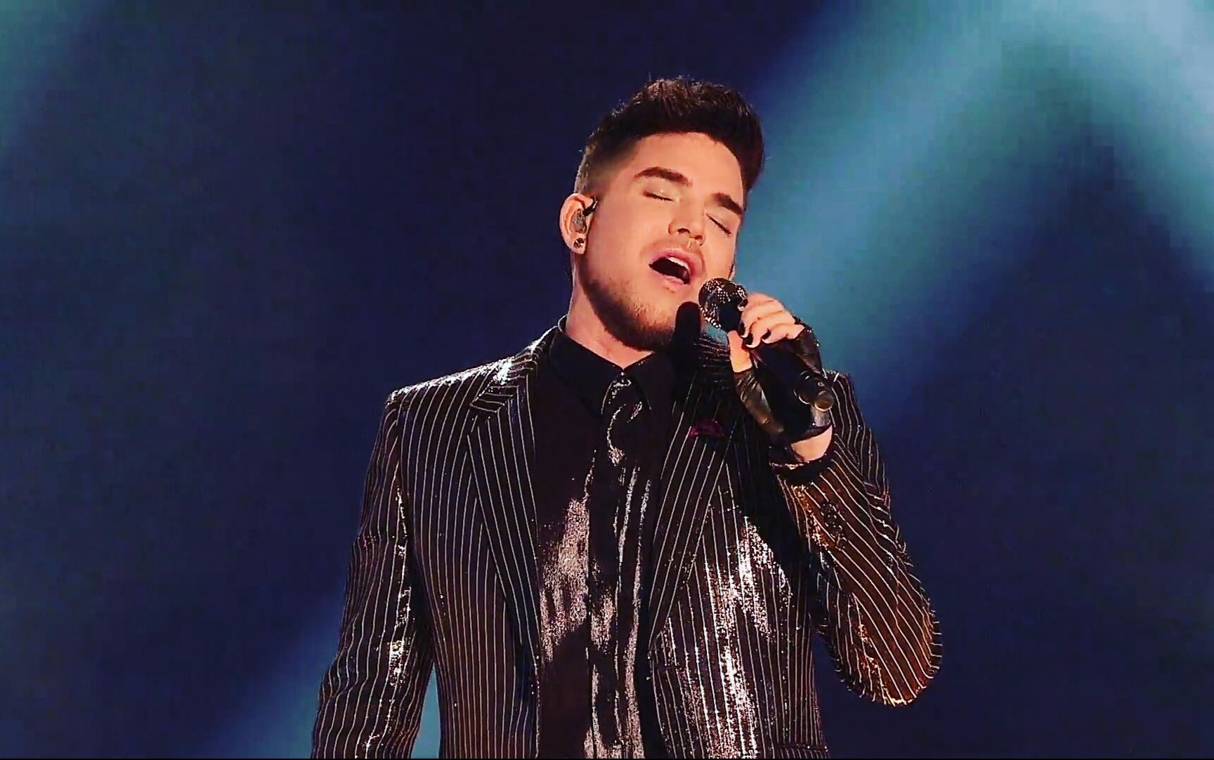 adamlambert你當今天做客英國xfactor助陣選手saara演唱bohemian