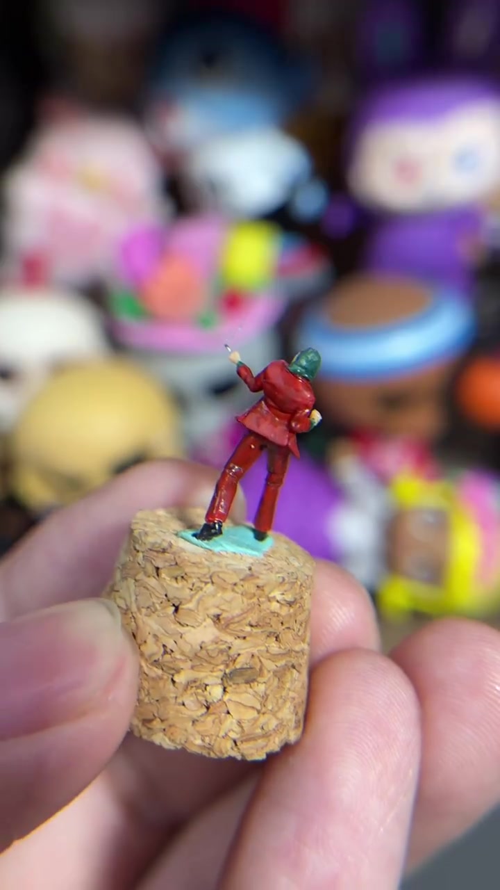 世界上最小的小丑手办