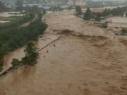 2021年7月20日河南巩义米河镇洪水,高处俯拍