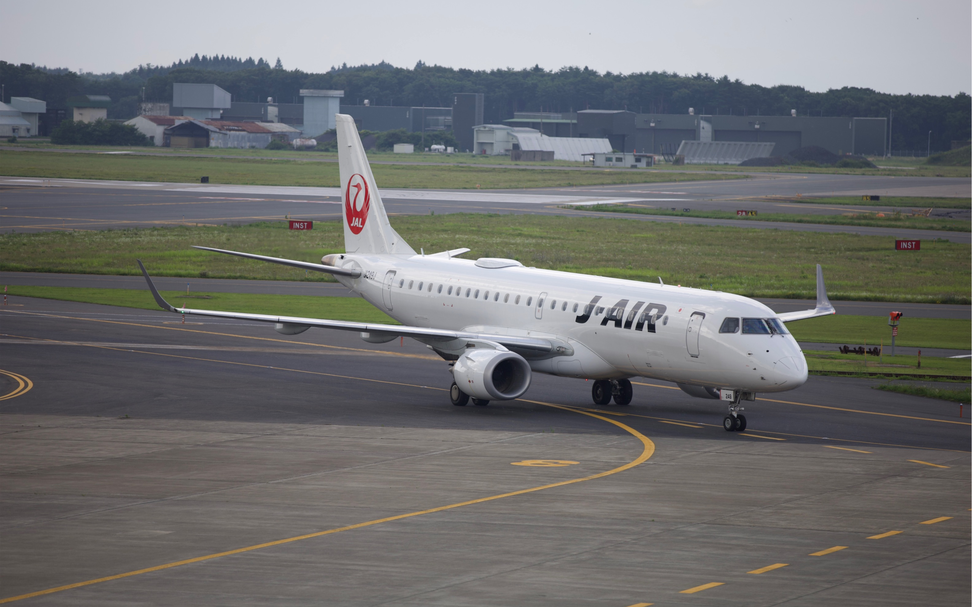 日本支线航空erj190三泽军民两用机场起飞