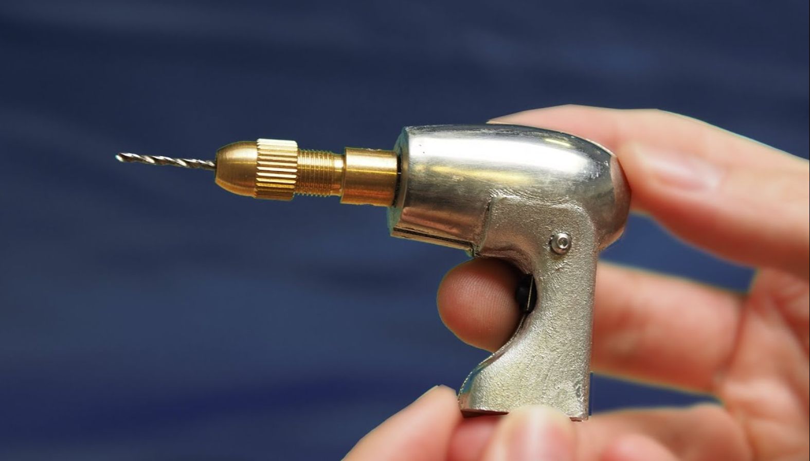 第一次见世界最小电钻,扭力很强,直接打穿易拉罐