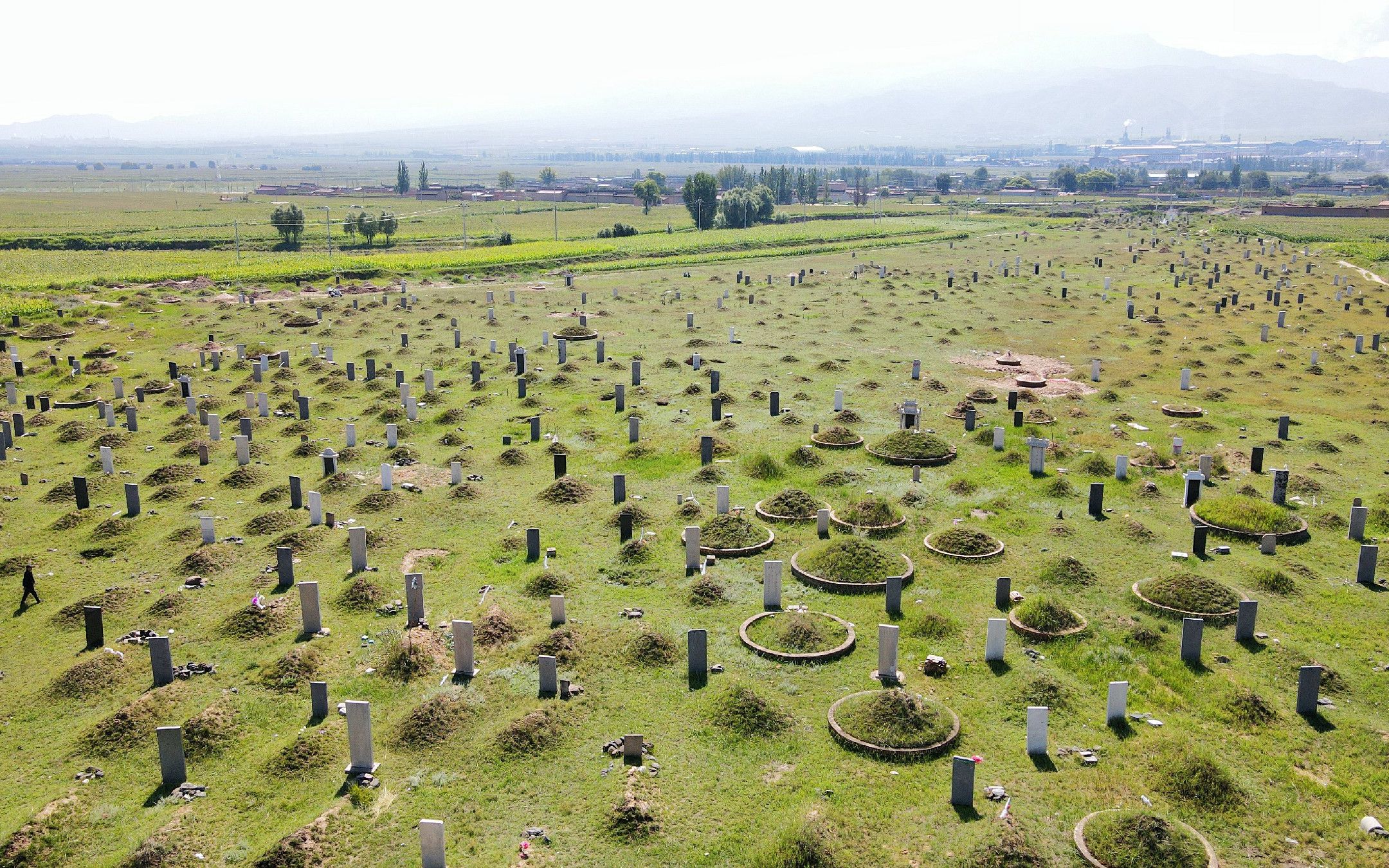 [图]山西700年杨家将古墓，1300个坟头，竟埋着几万杨家将后代，壮观！