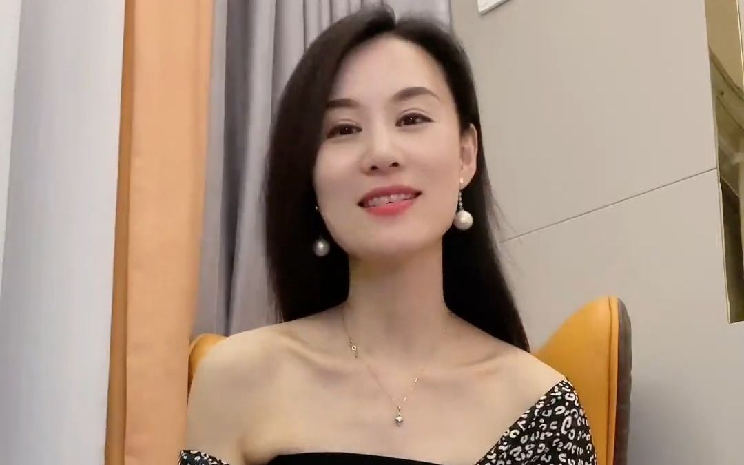 76年老阿姨~爱你爱不够~风情万种的美韵歌唱