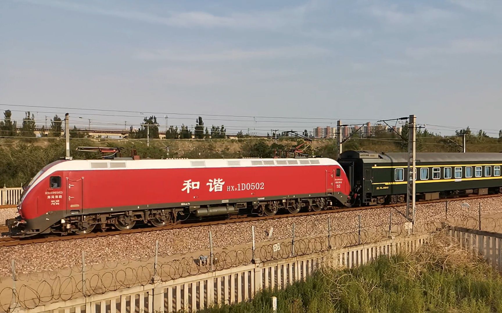 【郑局郑段hxd1d-0502 全绿25g】k818次(成都-北京西)上行通过京广线