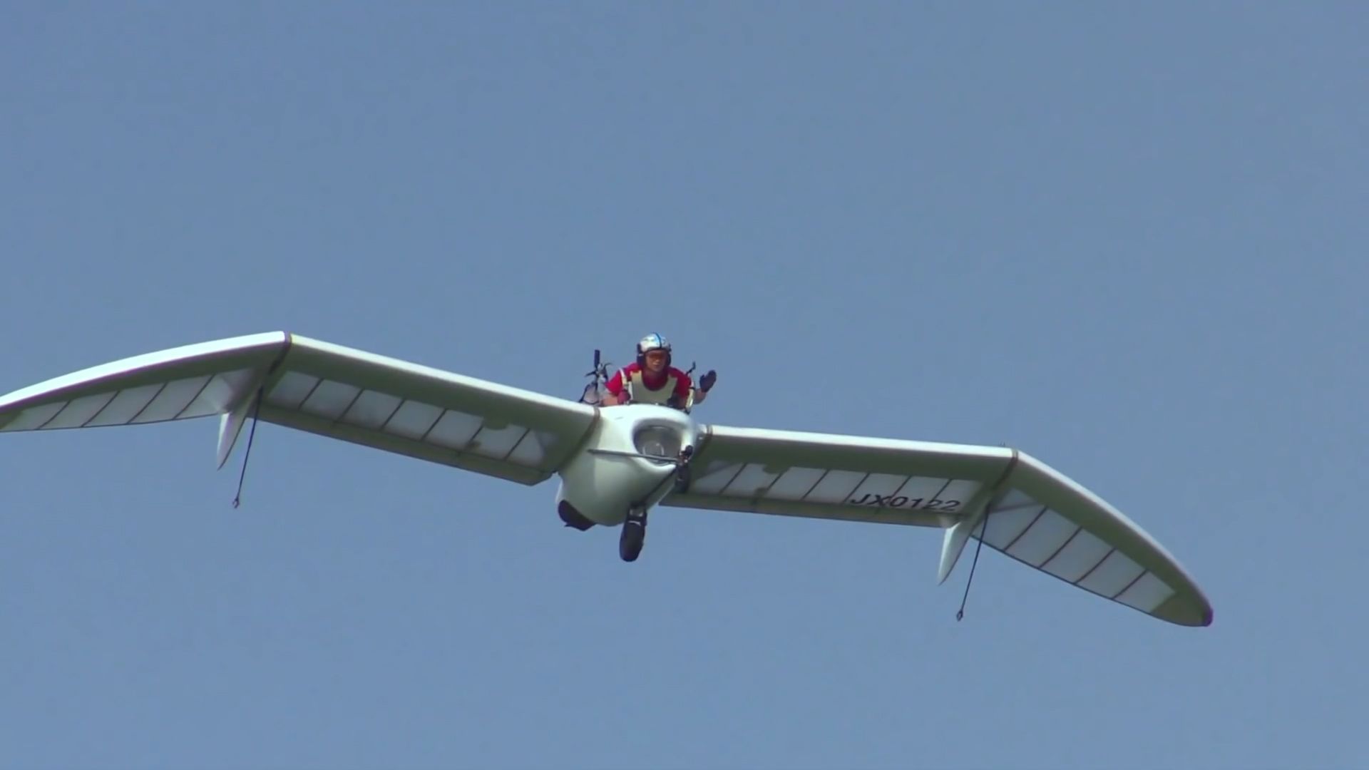 单人喷气飞行器,驾驶员趴在机顶上控制方向,它的原理是什么?