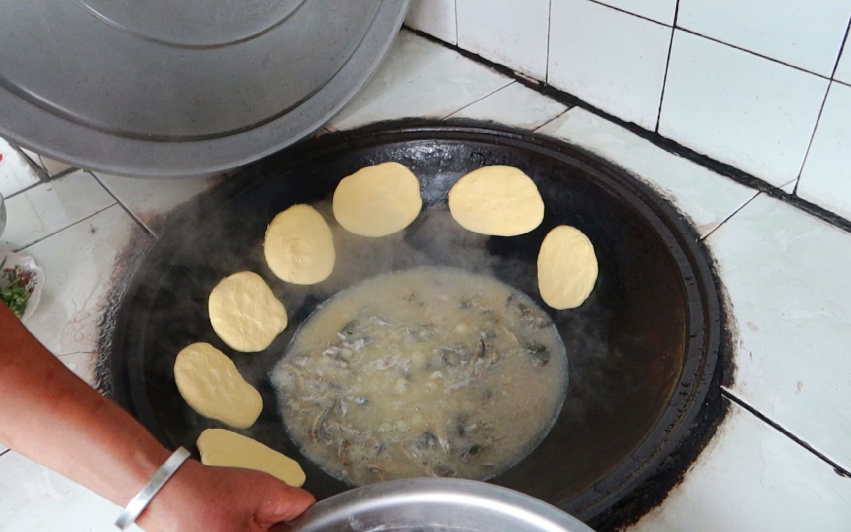 东北天旱高温 老两口用玻璃瓶捂鱼 锅贴大饼子鱼汤哔哩哔哩bilibili