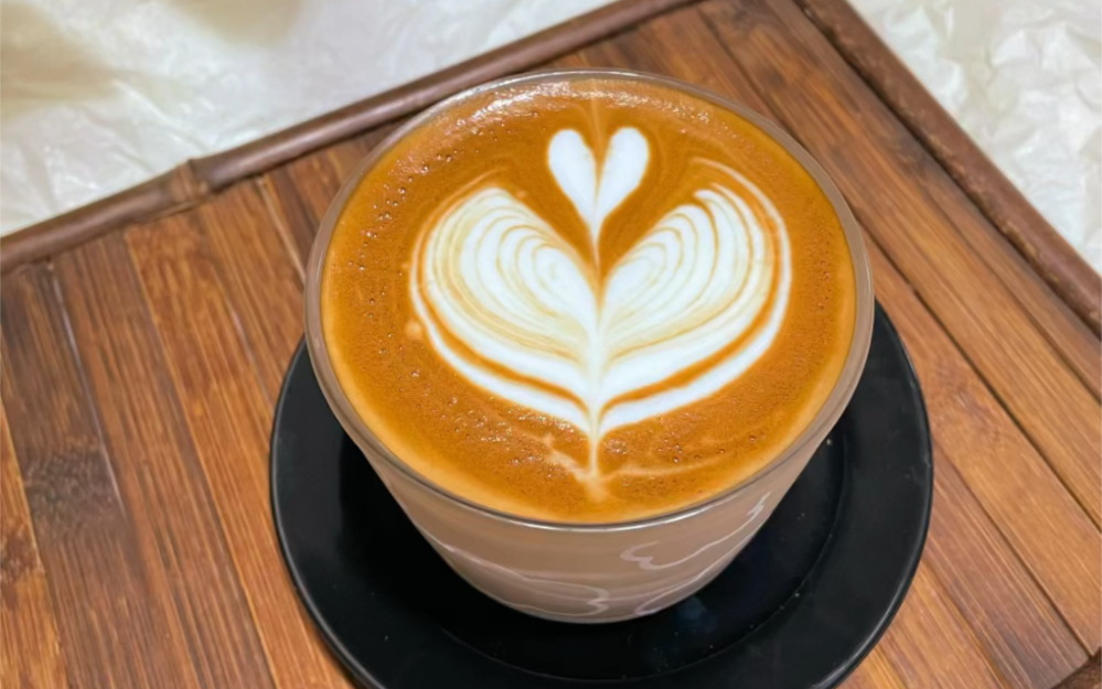 咖啡拉花练习.这个杯子不会用,无效摆动推不动,幸好有光圈和收尾加点