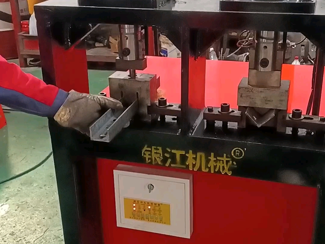 角铁角钢槽钢冲孔机,角铁支架打孔机,电塔角钢槽钢自动开料机,打孔