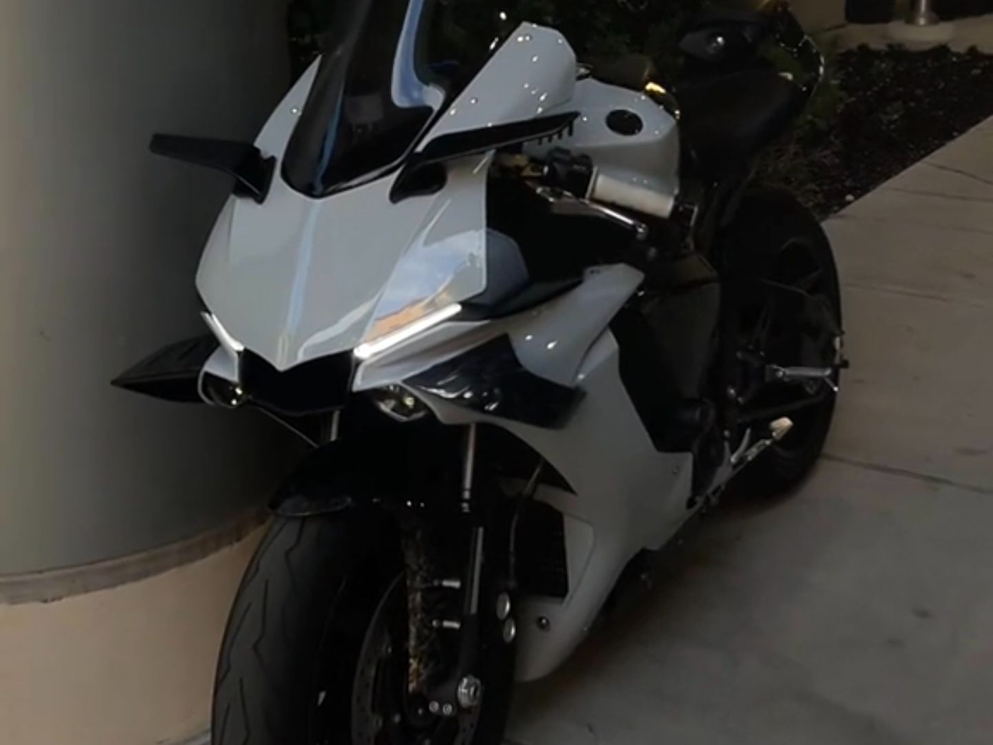 小时候见过一次雅马哈r1,就一直喜欢