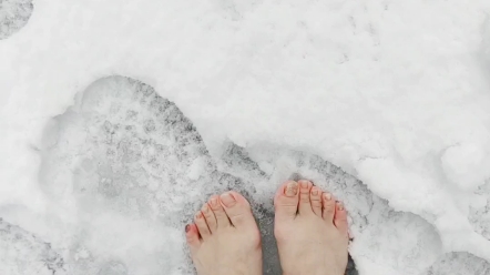 [图]喜欢雪地光脚