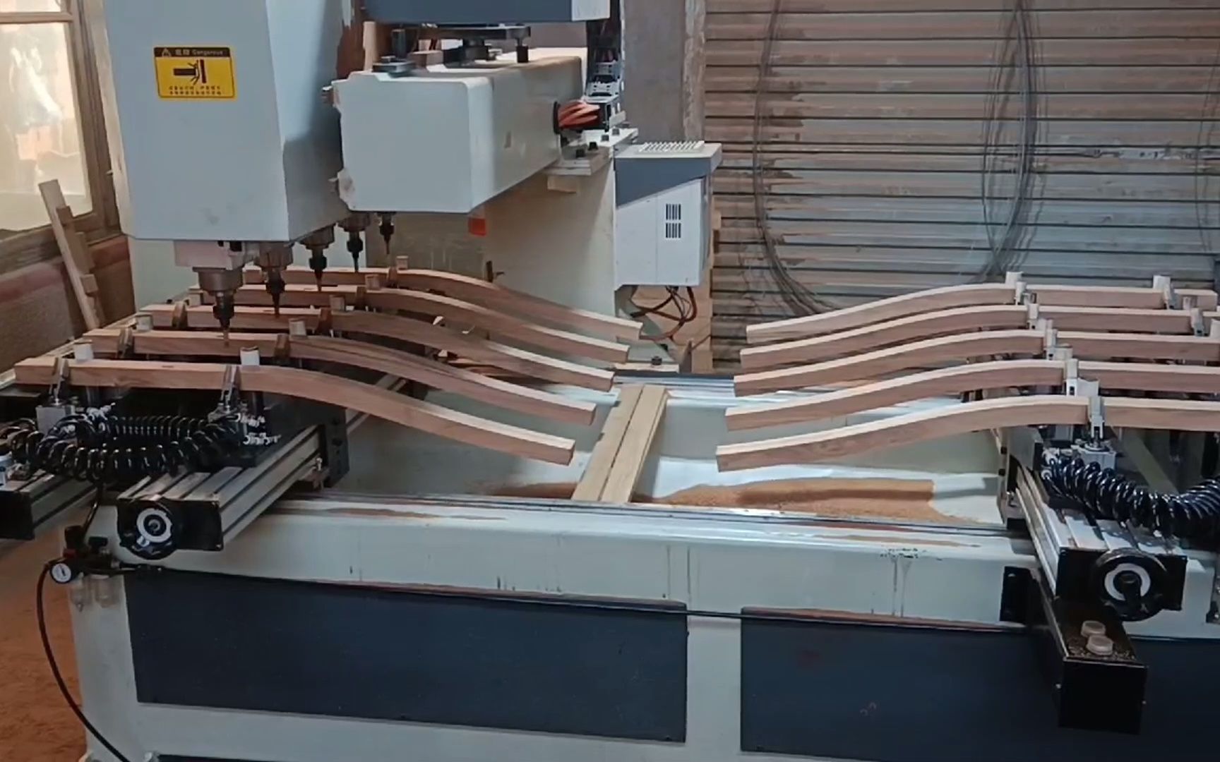 数控木工榫槽机加工木料
