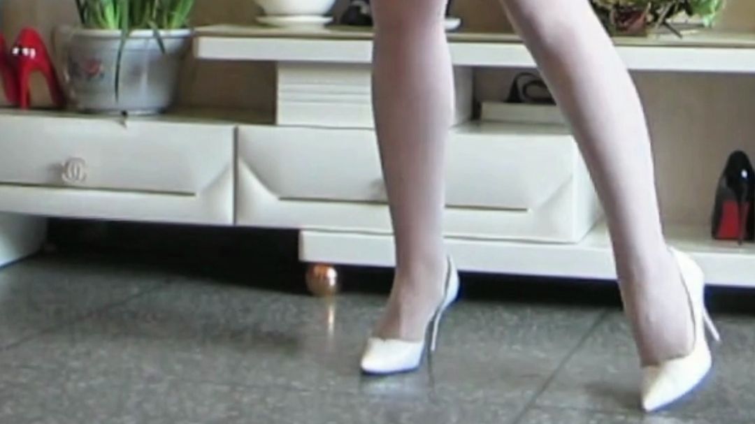 ?性感阿姨跳舞 白丝白高跟 吊带包臀裙 丰满熟女 广场舞