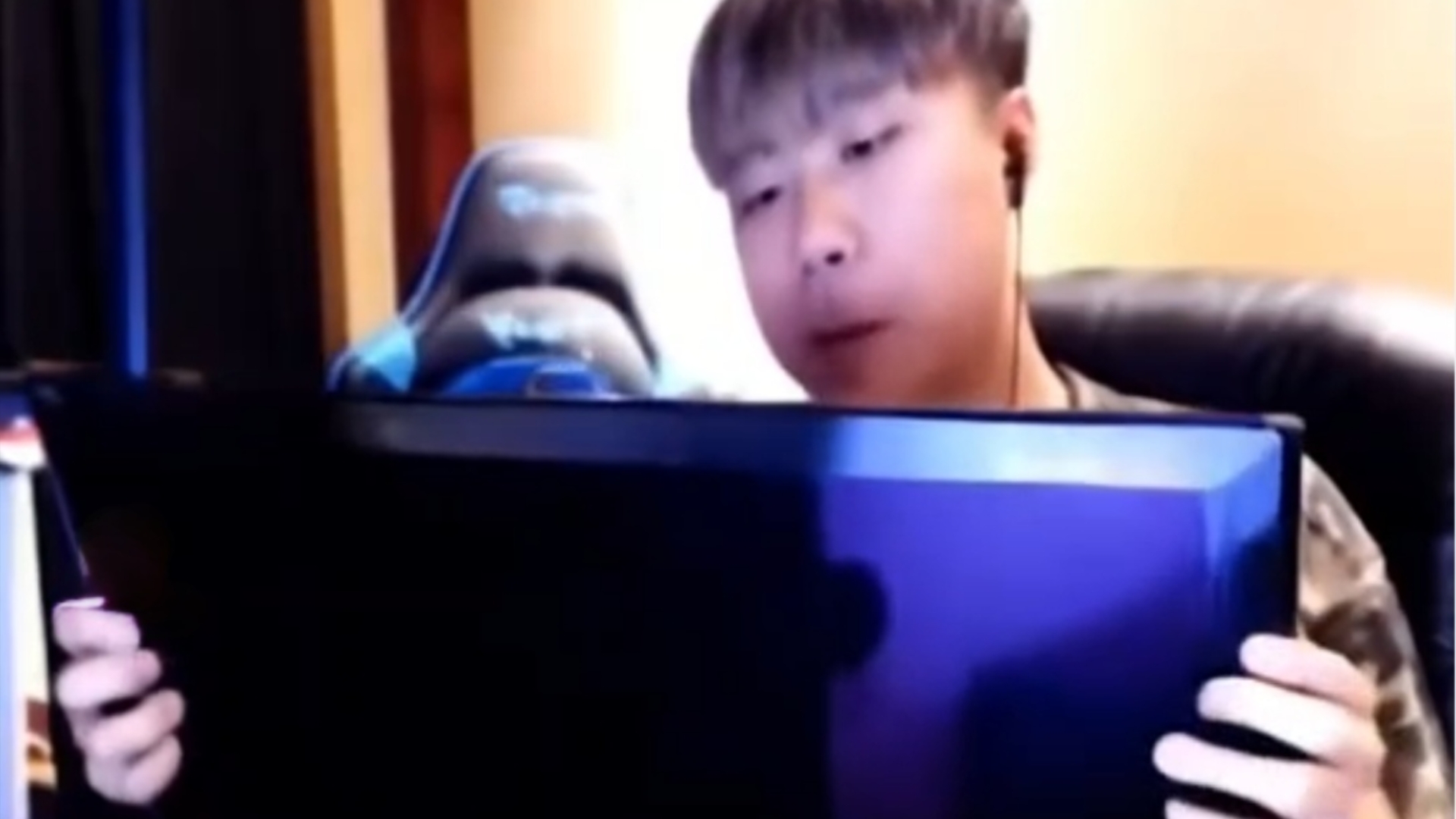 17张牌,你今天能把我卢本伟秒了,我当场就把这个电脑屏幕吃掉!