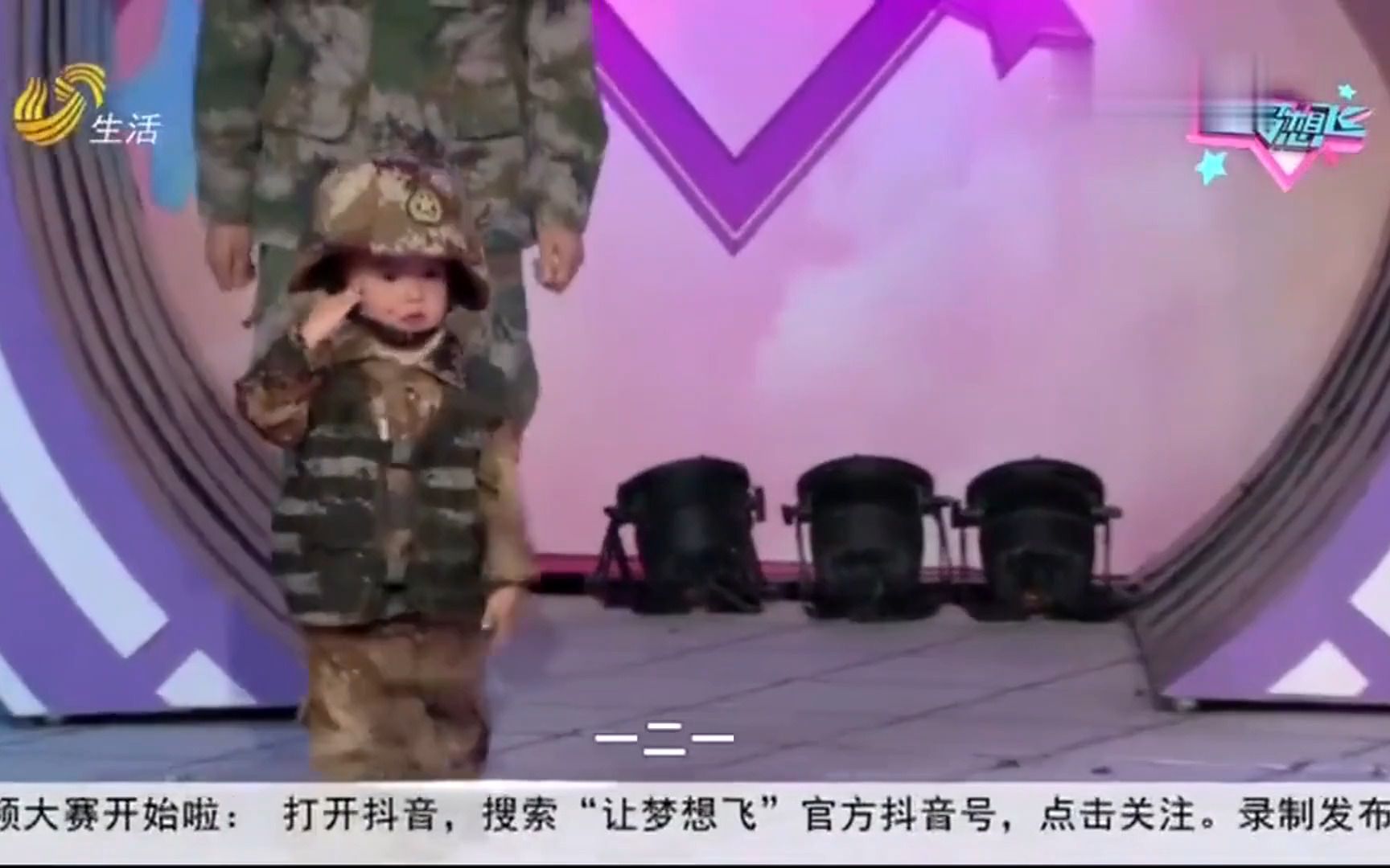 [图]让梦想飞：3岁女兵坚决服从爸爸命令，面对诱惑的反应太逗了