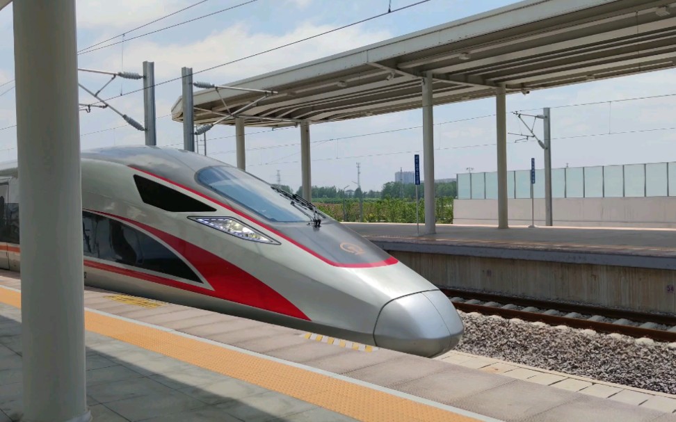 中国高铁临沂北站复兴号进站