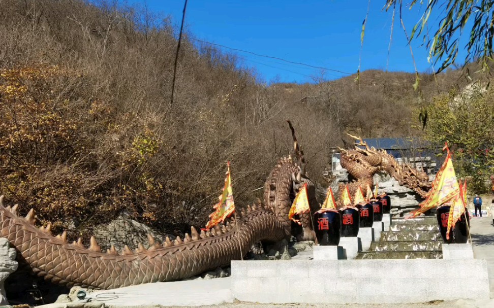 山上有条吐水的龙