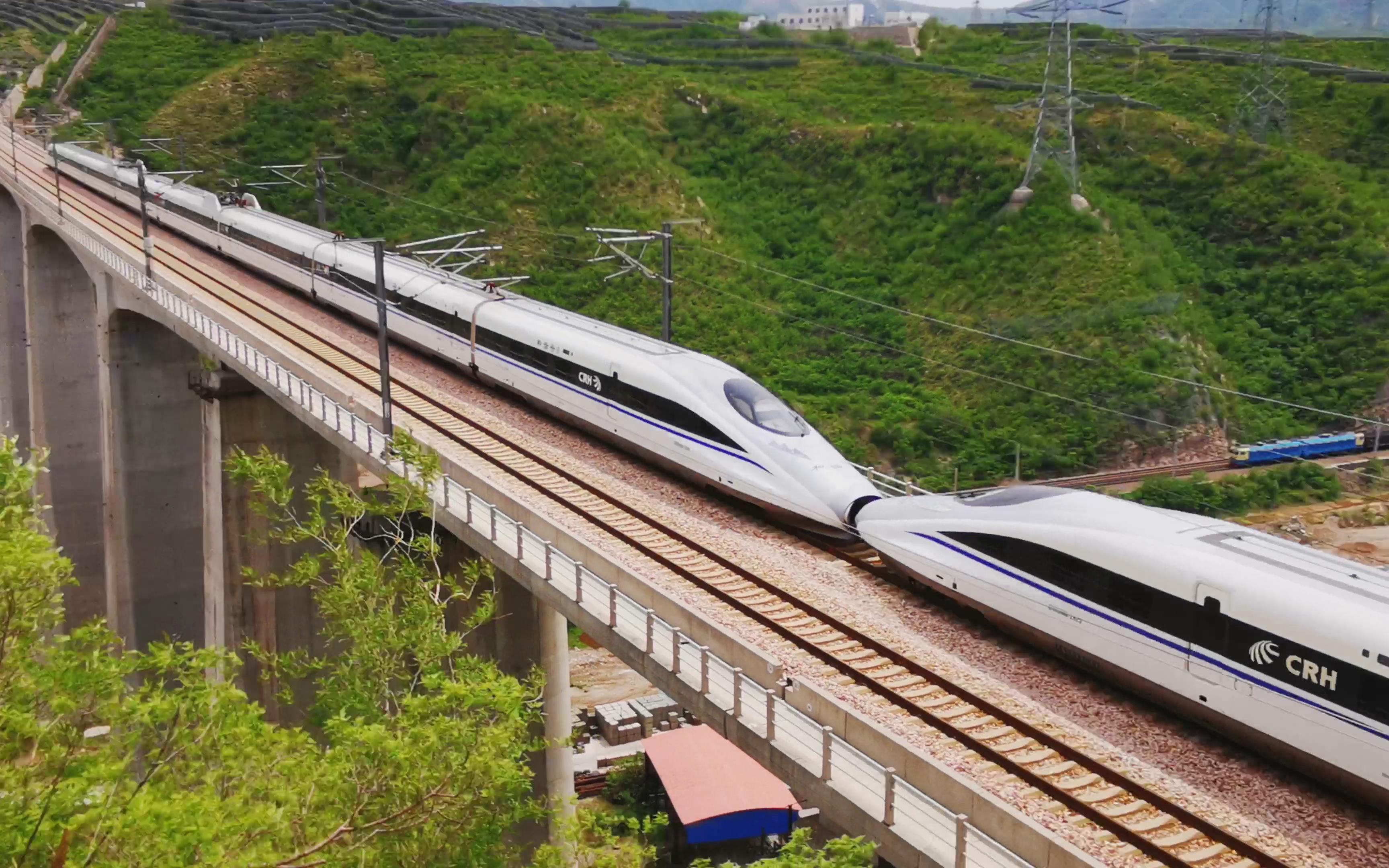 高山顶跟拍动车!最美金凤凰通过太行山大峡谷,太美了!