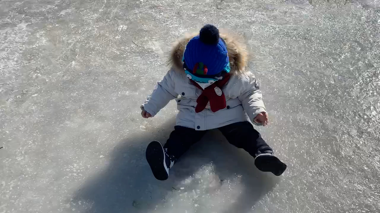 人类幼崽冰面第一个屁股蹲儿